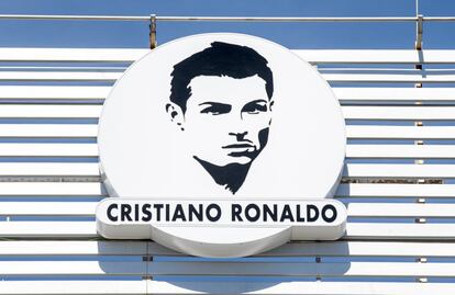 Detalle del logo del aeropuerto tras la celebración de su nombramiento como Aeropuerto Cristiano Ronaldo.