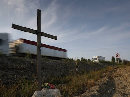 Una cruz de madera indica el lugar donde muri&oacute; un bombero con su moto en un accidente en la N-I, en Burgos.