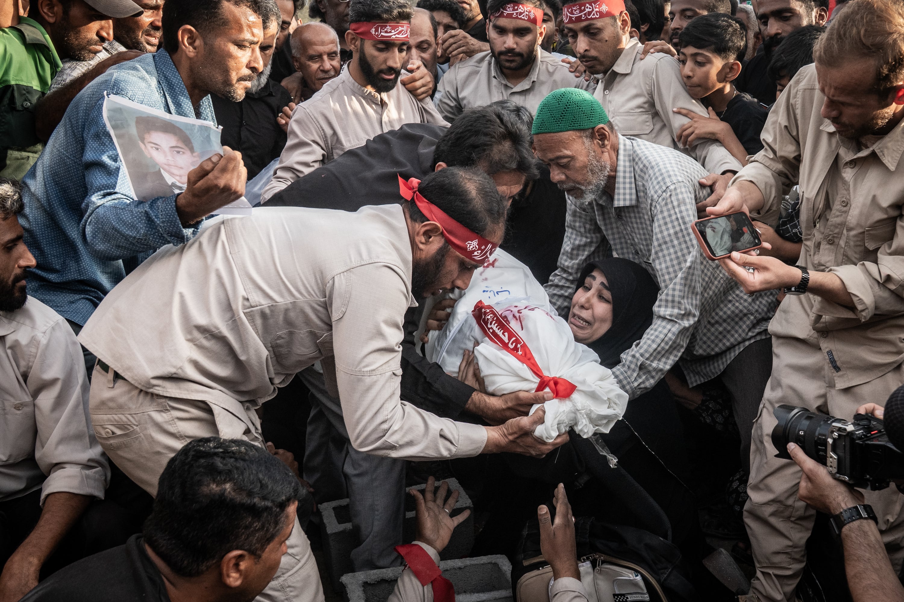 “Bir sayı değildi, kız kardeşimdi”: bombalar altında hayatını kaybeden İranlıların ailelerinin feryadı