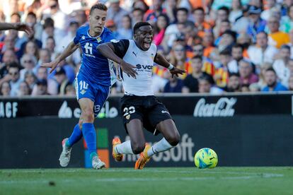 Ilaix Moriba disputa el balón con Sergio Canales, en el duelo entre el Valencia y el Betis.