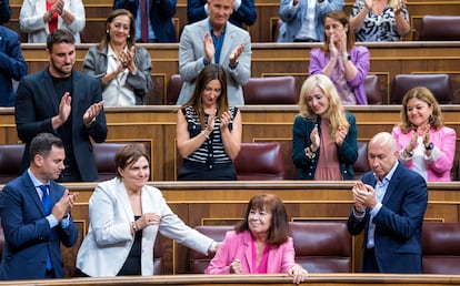 Cristina Narbona (centro) es aplaudida por los diputados socialistas tras su intervención, este martes en el Congreso. 