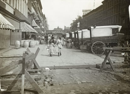 Dos niñas caminan por la calle 42 de Nueva York, en una imagen tomada alrededor de 1890, mientras se pavimentaba la calle (Foto: New York City Municipal Archives, DeGregario Collection (New York Camera Club)).