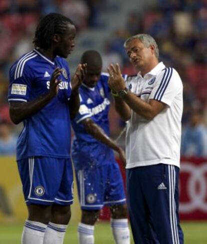 Mourinho da instrucciones a Lukaku