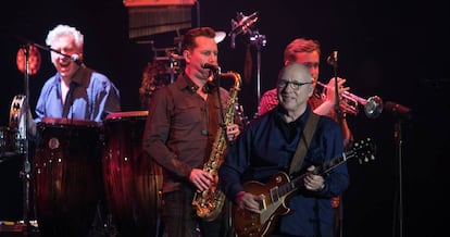 Mark Knopfler, durante el concierto en el Palau Sant Jordi. 