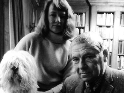 El historiador Arthur Koestler y su esposa Cynthia, en su casa de Londres