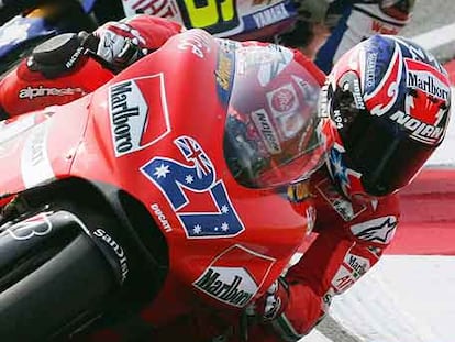 Casey Stoner, por delante de Valentino Rossi en la carrera de MotoGP.