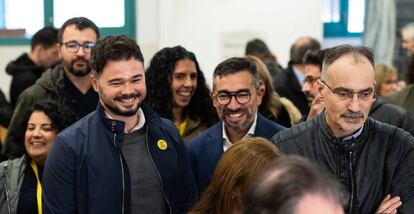 El diputado Gabriel Rufian, de ERC, sonríe mientras espera para votar.