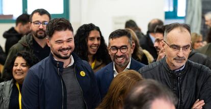 El diputado Gabriel Rufian, de ERC, sonríe mientras espera para votar. 