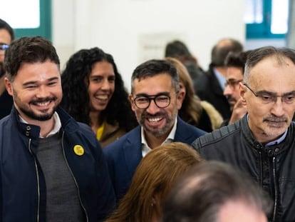 El diputado Gabriel Rufian, de ERC, sonríe mientras espera para votar. 