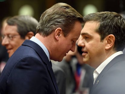 O britânico Cameron e o grego Tsipras nesta terça-feira em Bruxelas.