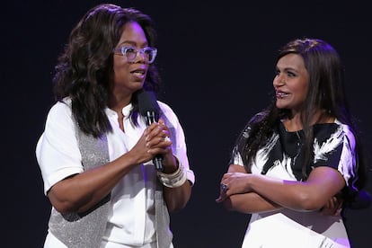 Oprah Winfrey a Mindy Kaling

La todopoderosa empresaria y presentadora es célebre por su generosidad a la hora de ofrecer regalos a sus íntimos. Su compañera en la película Un pliegue en el tiempo, Mindy Kaling, puede dar buena fe de ello ya que pocos obsequios mejores recibió con motivo de su estreno como madre en diciembre de 2017. Winfrey le envió toda una estantería, hecha a mano, repleta de cientos de clásicos de la literatura infantil con el nombre de la recién nacida (Katherine) en cada uno de ellos.