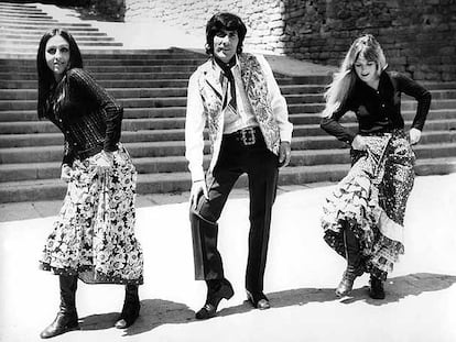 Georgie Dann, junto a dos bailarinas, en 1970.