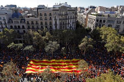 Manifestantes portan una bandera catalana durante la marcha.