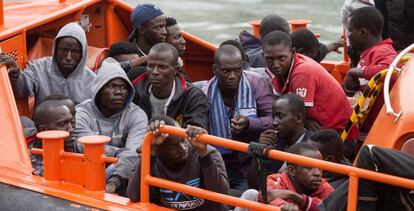Una embarcaci&oacute;n de Salvamento Mar&iacute;timo tras el rescate de 30 inmigrantes el pasado 31 de Julio.