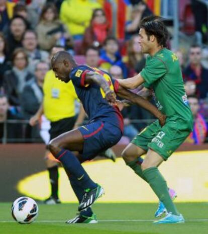 Abidal juega la pelota ante Acquafresca.