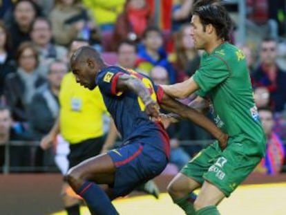 Abidal juega la pelota ante Acquafresca.