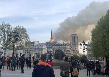 El fum que surt de l'incendi de la catedral de Notre-Dame de París, declarat dilluns cap a les set de la tarda, és visible a quilòmetres de distància.