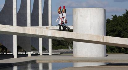 Soldados sobem a rampa do Planalto.