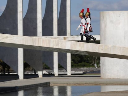 Soldados sobem a rampa do Planalto.