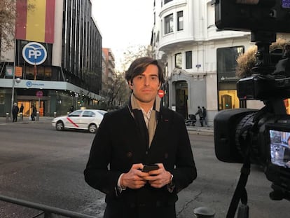El periodista Pablo Montesinos frente a la sede del PP.