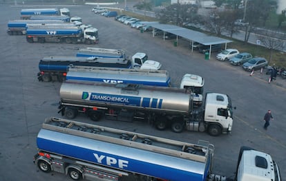 Camiones cisterna en la refinería de La Plata de YPF, en Argentina