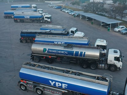 Camiones cisterna en la refinería de La Plata de YPF, en Argentina.