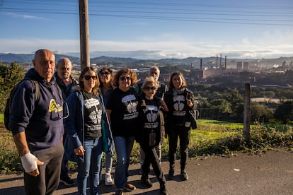 Varios vecinos de la Plataforma de Afectados por la Contaminación de Xixón, frente a la fábrica de ArcelorMittal. 