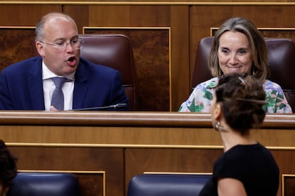 La ministra Sira Rego pasa ante los diputados del PP Cuca Gamarra y Miguel Tellado.