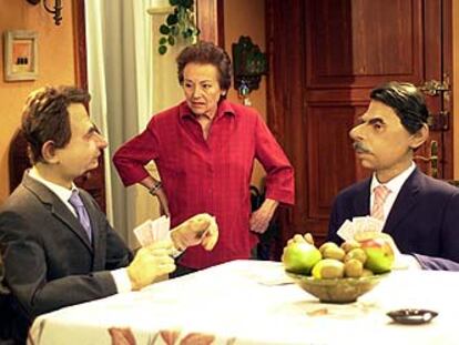 Amparo Baró, junto a los guiñoles de José Luis Rodríguez Zapatero y José María Aznar.