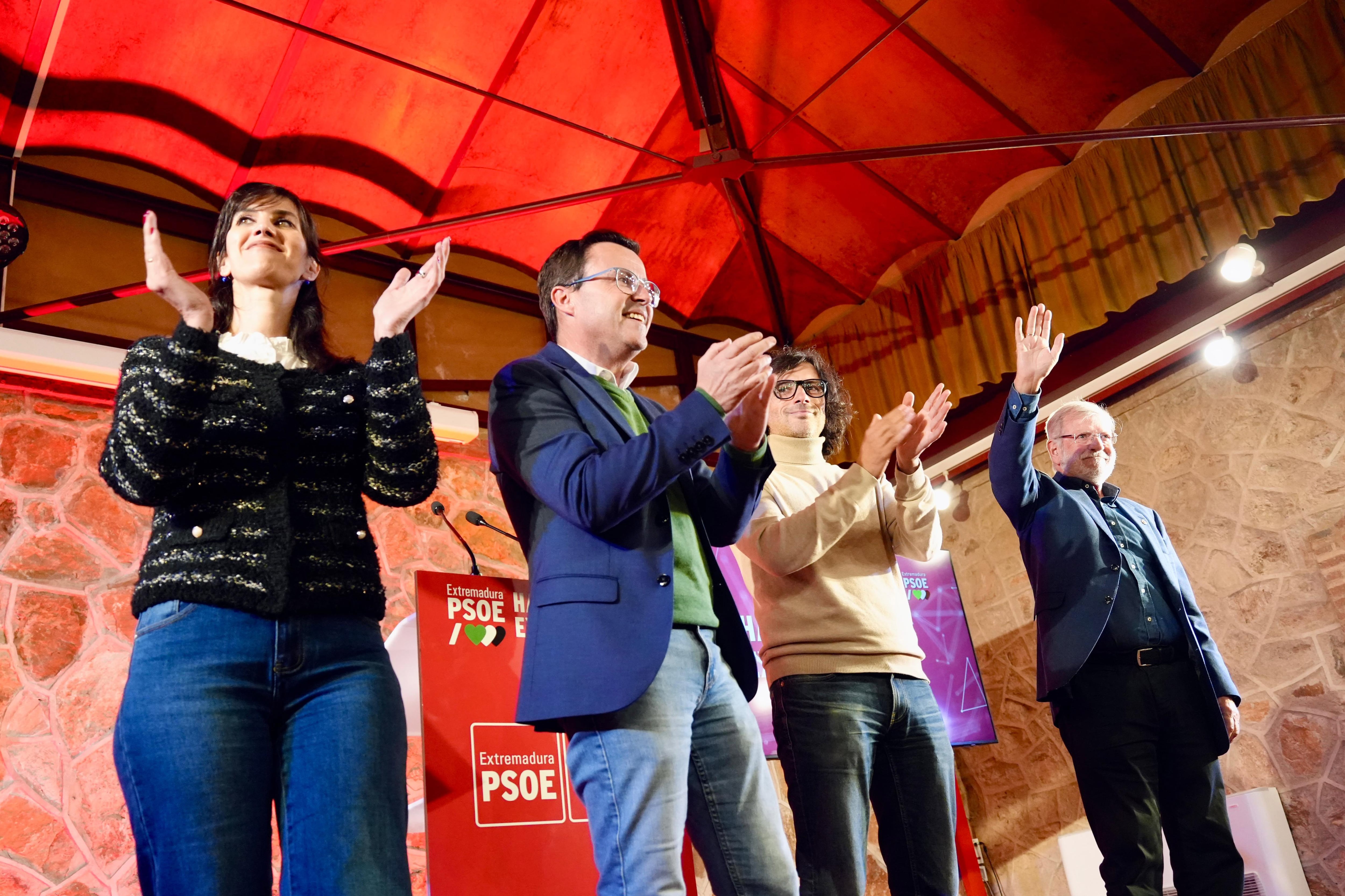 El alicaído PSOE extremeño se encomienda al carisma de Ibarra: “Yo creo en ti, Miguel Ángel”