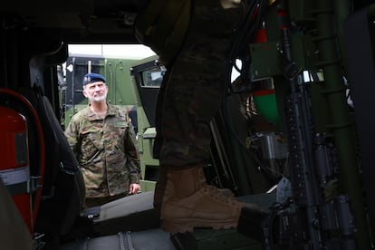 Felipe VI durante su visita a la base de Cincu, este martes.