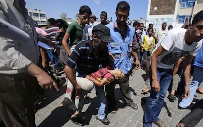 Uma criança morta durante o bombardeio da escola de Rafah, em Gaza.