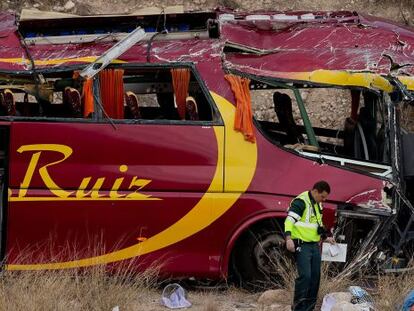 Un guardia civil examina el lugar del accidente del autobus en Cieza (Murcia)