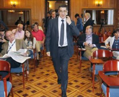 Patxi López, a su llegada al seminario en la Universidad.