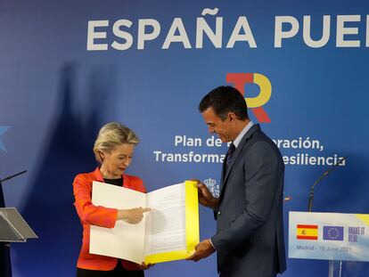 La presidenta de la Comisión, Ursula von der Leyen, y el presidente del Gobierno, Pedro Sánchez, en junio de 2021.