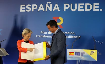 La presidenta de la Comisión, Ursula von der Leyen, y el presidente del Gobierno, Pedro Sánchez, en junio de 2021.