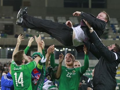 Los jugadores de Irlanda del Norte mantean al entrenador Michael O&#039;Neill, tras la clasificaci&oacute;n.