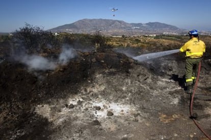 Efectivos del Infoca trabajan en la extinción y enfriamiento del fuego originado la noche del domingo.