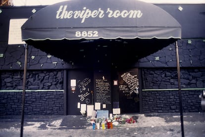 Exterior del club The Viper Room el día siguiente a la muerte de River Phoenix.