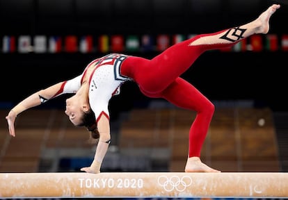 La gimnasta alemana Pauline Schäfer-Betz durante los Juegos Olímpicos de Tokio 2020.