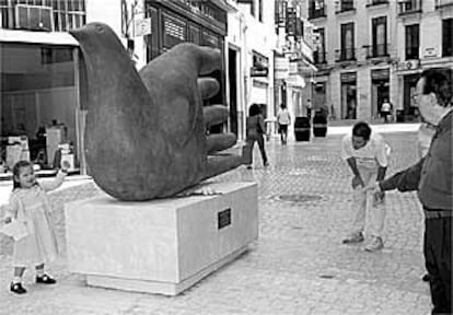 Escultura de la paloma quiromántica, instalada en calle La Bolsa en homenaje a Pérez Estrada.
