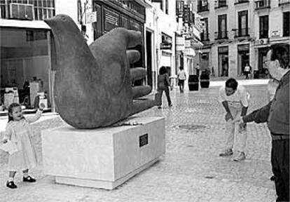 Escultura de la paloma quiromántica, instalada en calle La Bolsa en homenaje a Pérez Estrada.