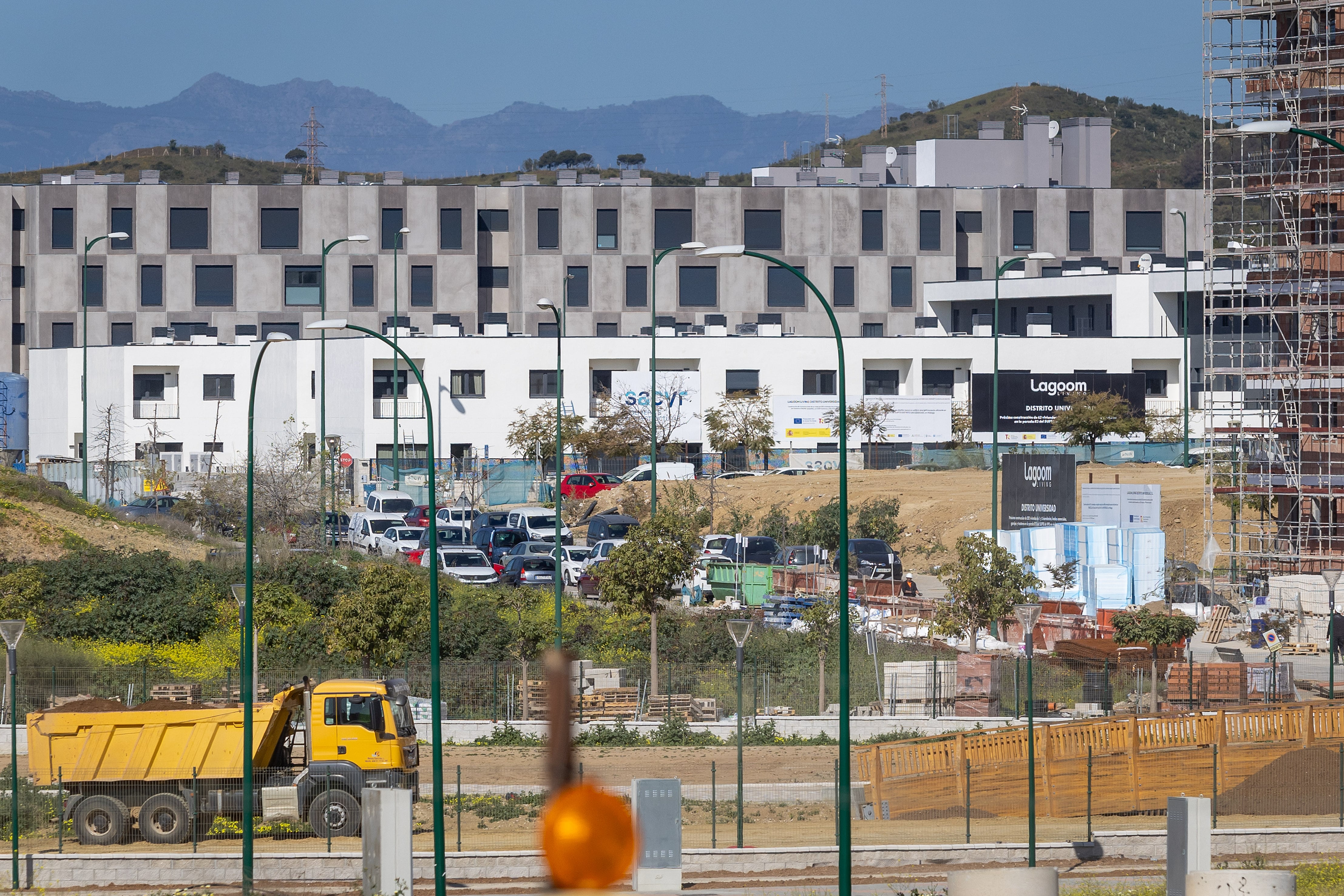 Más de 7.000 personas optan a las 62 VPO en Málaga con garaje y piscina que se adjudican por orden de llegada