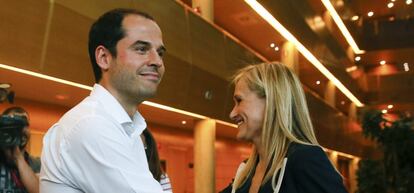 La candidata del PP a la Presidencia de la Comunidad de Madrid, Cristina Cifuentes, junto al candidato de Ciudadanos, Igancio Aguado.