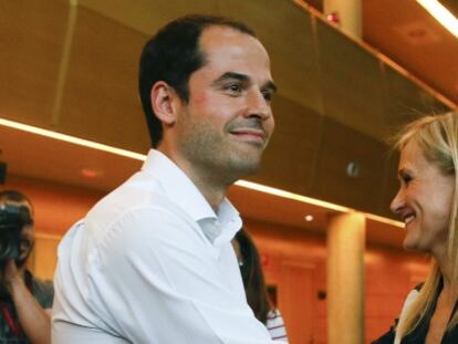 La candidata del PP a la Presidencia de la Comunidad de Madrid, Cristina Cifuentes, junto al candidato de Ciudadanos, Igancio Aguado.