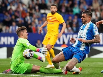 Joselu bate a Ter Stegen en el derbi catalán en el que el Barcelona sentenció la Liga.