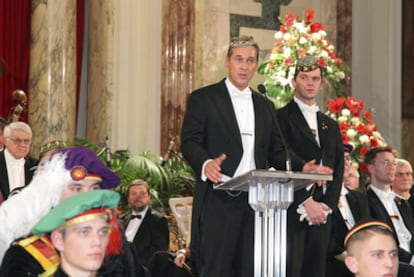 El líder ultra Heinz Christian Strache, en el centro, con Udo Guggenbichler, organizador del baile de las Burschenschaften, en el palacio imperial de Viena, el pasado 27 de enero.