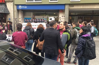 Miembros de Arran intentan &quot;ocupar&quot; la sede central del PP catal&aacute;n en Barcelona.