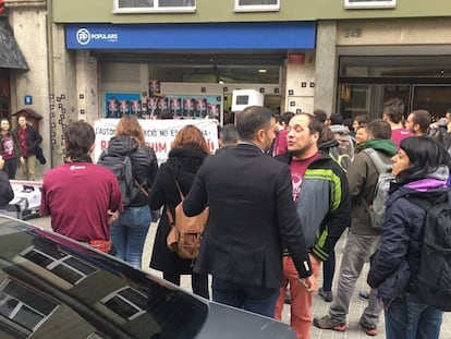 Miembros de Arran intentan &quot;ocupar&quot; la sede central del PP catal&aacute;n en Barcelona.