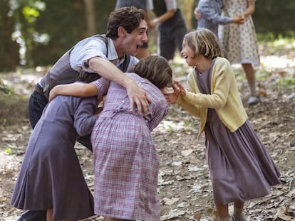 Enric Auquer, como Antoni Benaiges, baila con sus alumnas en 'El maestro que prometió el mar'